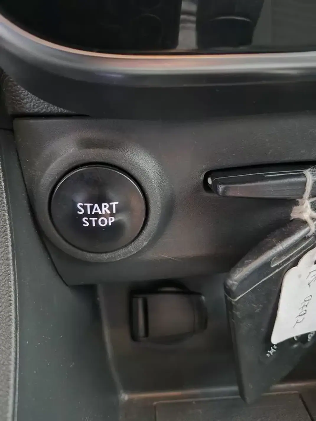 Renault Clio Sport Tourer 2018 - 11250 EUR, 87756 km - AUTO.MOTO.pt - 87756km - foto 26 de 30