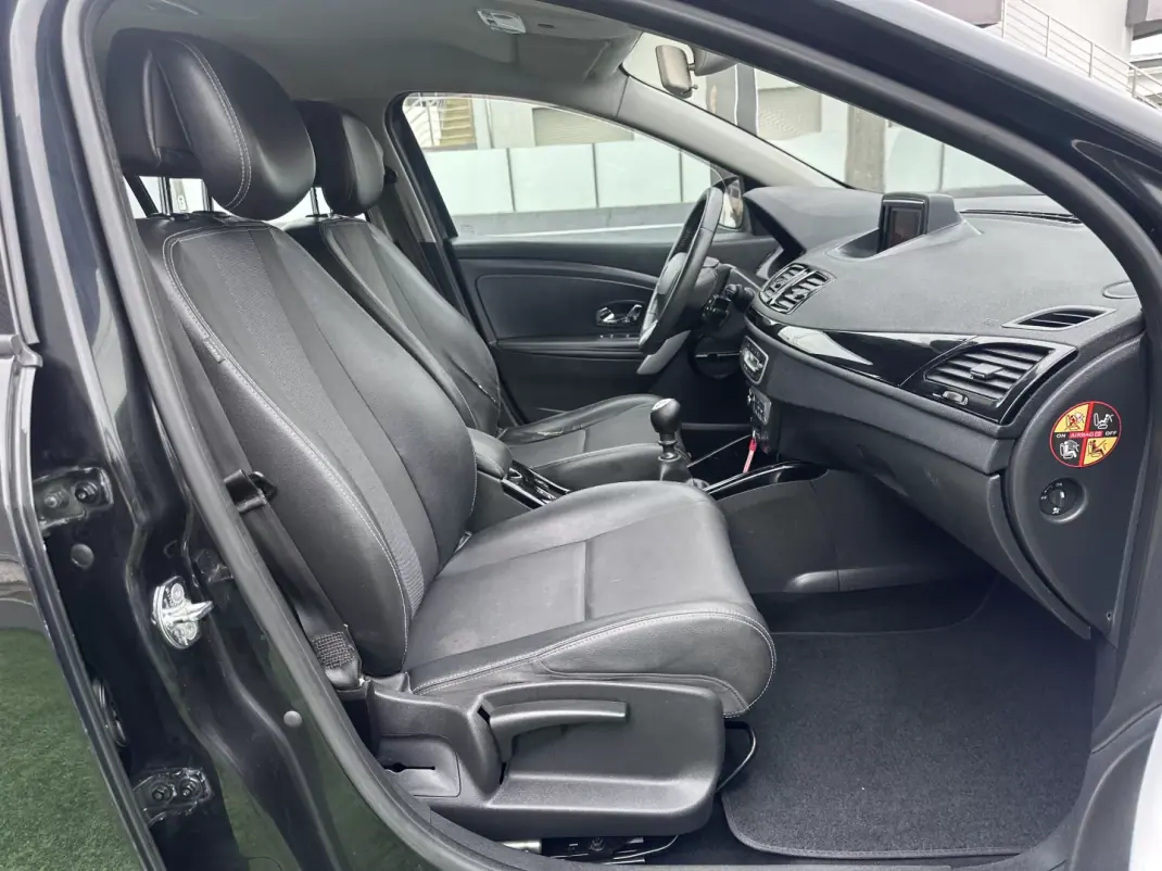 Renault Mégane 2012 - 7900 EUR, 270000 km - AUTO.MOTO.pt - 270000km - foto 34 de 36