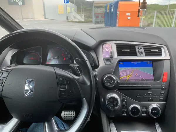 DS DS5 2012 - 9500 EUR, 220000 km - AUTO.MOTO.pt - 220000km - foto 5 de 6