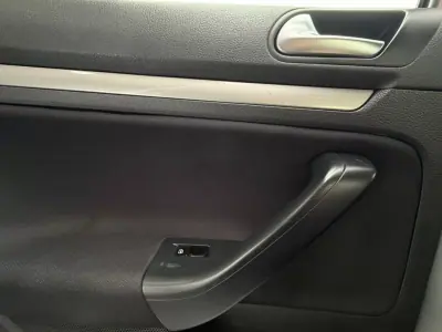 Volkswagen Golf Variant 2011 - 7900 EUR, 284928 km - AUTO.MOTO.pt - 284928km - foto 16 de 19