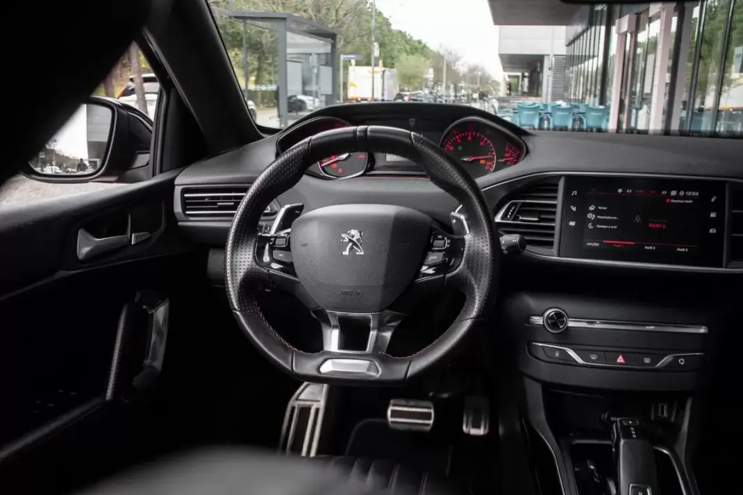 Peugeot 308 2020 - 17990 EUR, 142466 km - AUTO.MOTO.pt - 142466km - foto 36 de 45