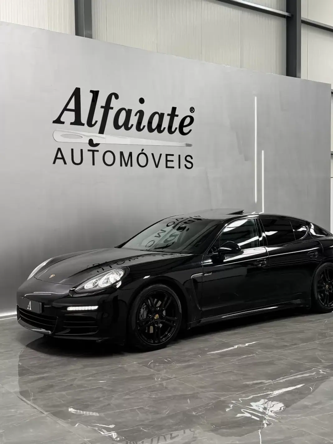 Porsche Panamera 2015 - 33990 EUR, 247000 km - AUTO.MOTO.pt - 247000km - foto 19 de 44
