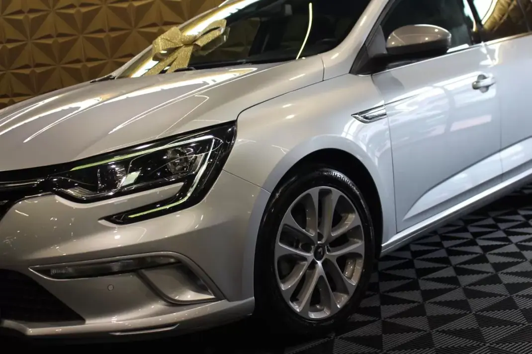 Renault Mégane Sport Tourer 2020 - 16790 EUR, 137000 km - AUTO.MOTO.pt - 137000km - foto 3 de 37