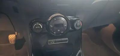 Ford Fiesta 2015 - 6990 EUR, 185000 km - AUTO.MOTO.pt - 185000km - foto 15 de 17