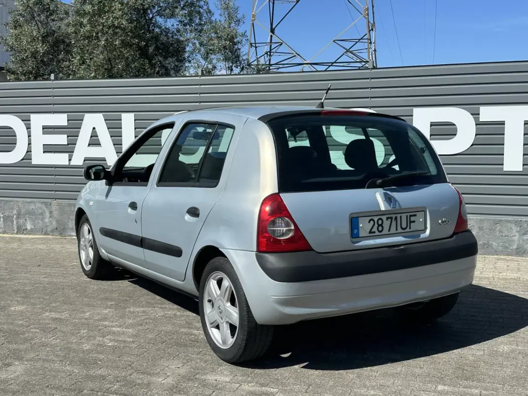 Renault Clio 2002 - 2750 EUR, 240000 km - AUTO.MOTO.pt - 240000km - foto 8 de 25