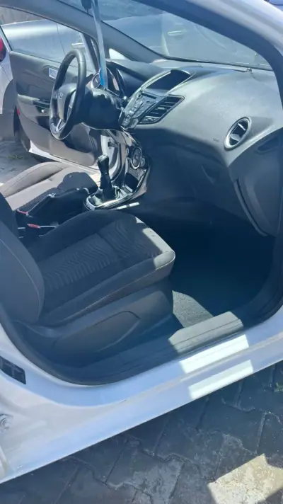 Ford Fiesta 2015 - 7900 EUR, 180000 km - AUTO.MOTO.pt - 180000km - foto 9 de 13