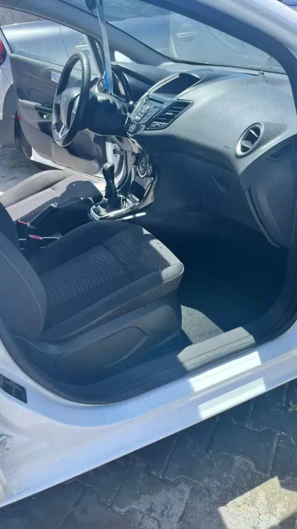 Ford Fiesta 2015 - 6900 EUR, 180000 km - AUTO.MOTO.pt - 180000km - foto 9 de 13