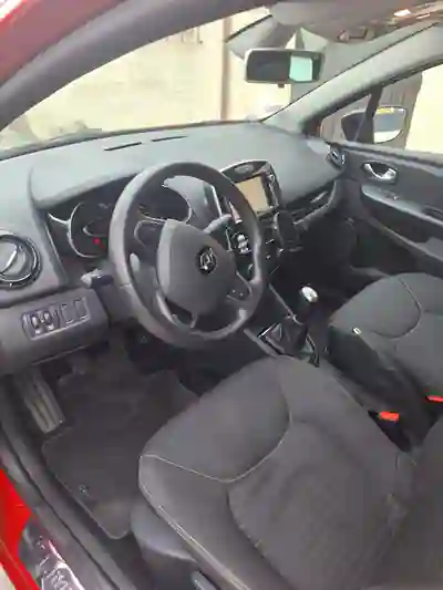 Renault Clio 2018 - 8200 EUR, 113200 km - AUTO.MOTO.pt - 113200km - foto 5 de 8