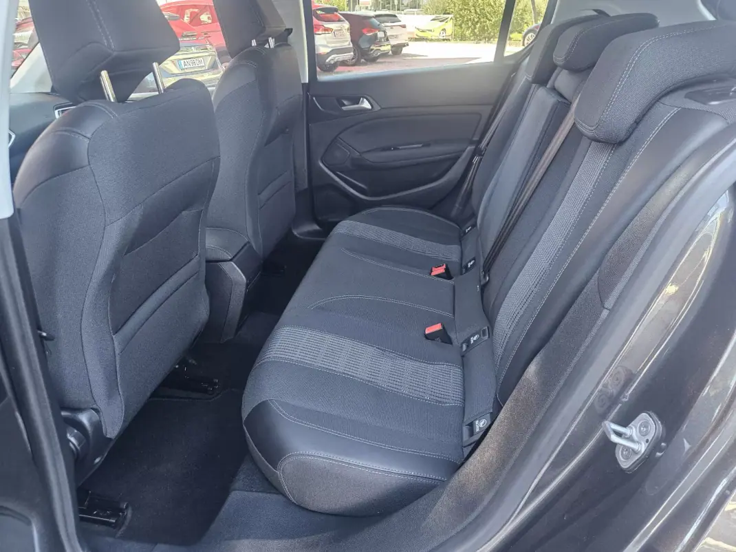 Peugeot 308 2018 - 13200 EUR, 61900 km - 61900km - foto 12 de 37