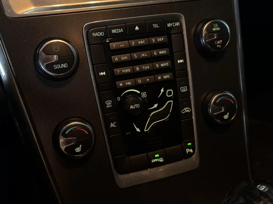 Volvo XC 60 2012 - 16990 EUR, 201000 km - AUTO.MOTO.pt - 201000km - foto 29 de 35