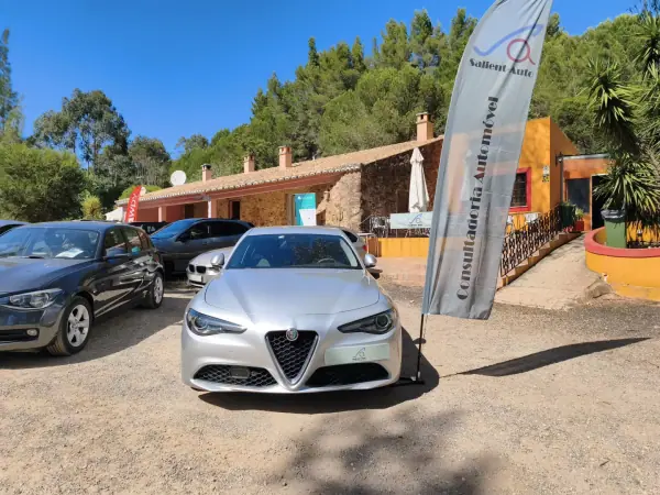 Alfa Romeo Giulia 2018 - 26900 EUR, 97500 km - AUTO.MOTO.pt - 97500km - foto 2 de 13