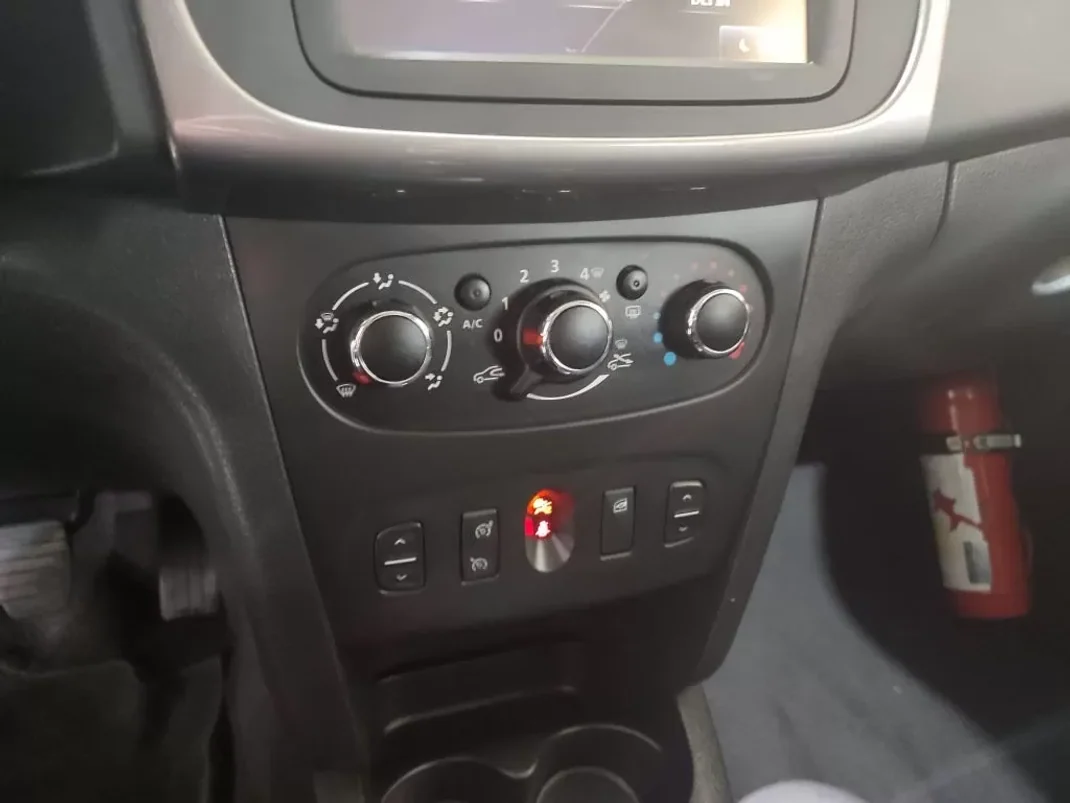 Dacia Sandero 2015 - 12900 EUR, 116000 km - AUTO.MOTO.pt - 116000km - foto 13 de 16
