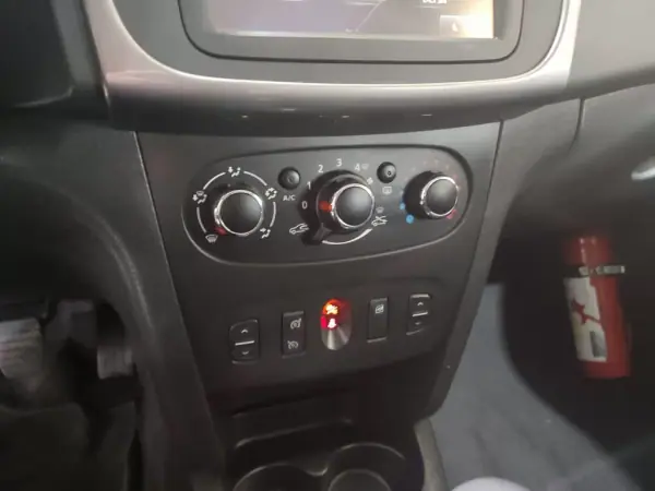 Dacia Sandero 2015 - 12900 EUR, 116000 km - AUTO.MOTO.pt - 116000km - foto 13 de 16