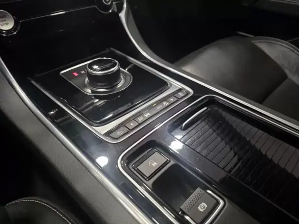 Jaguar XE 2017 - 16980 EUR, 185325 km - AUTO.MOTO.pt - 185325km - foto 23 de 36