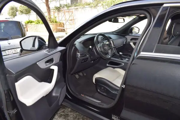 Jaguar F-Pace 2017 - 22500 EUR, 145545 km - AUTO.MOTO.pt - 145545km - foto 6 de 57