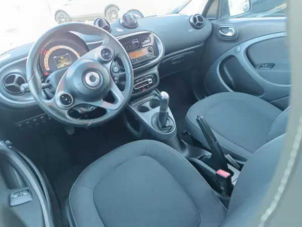 Smart ForFour 2016 - 9900 EUR, 66000 km - AUTO.MOTO.pt - 66000km - foto 12 de 25