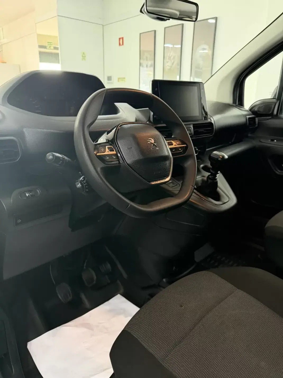 Peugeot Partner 2022 - 16000 EUR, 114000 km - AUTO.MOTO.pt - 114000km - foto 10 de 13