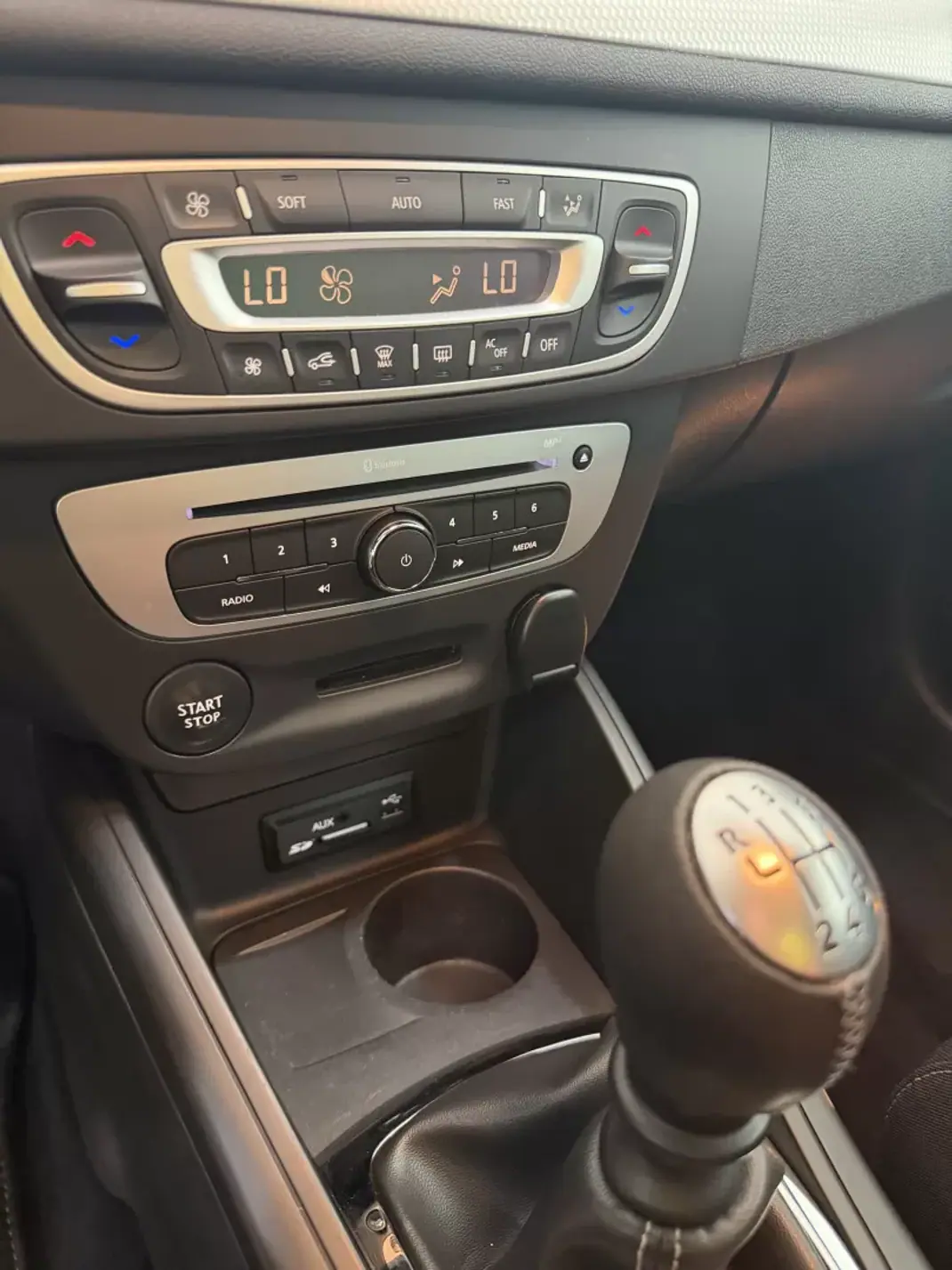 Renault Mégane Coupe 2014 - 11500 EUR, 100000 km - AUTO.MOTO.pt - 100000km - foto 10 de 12