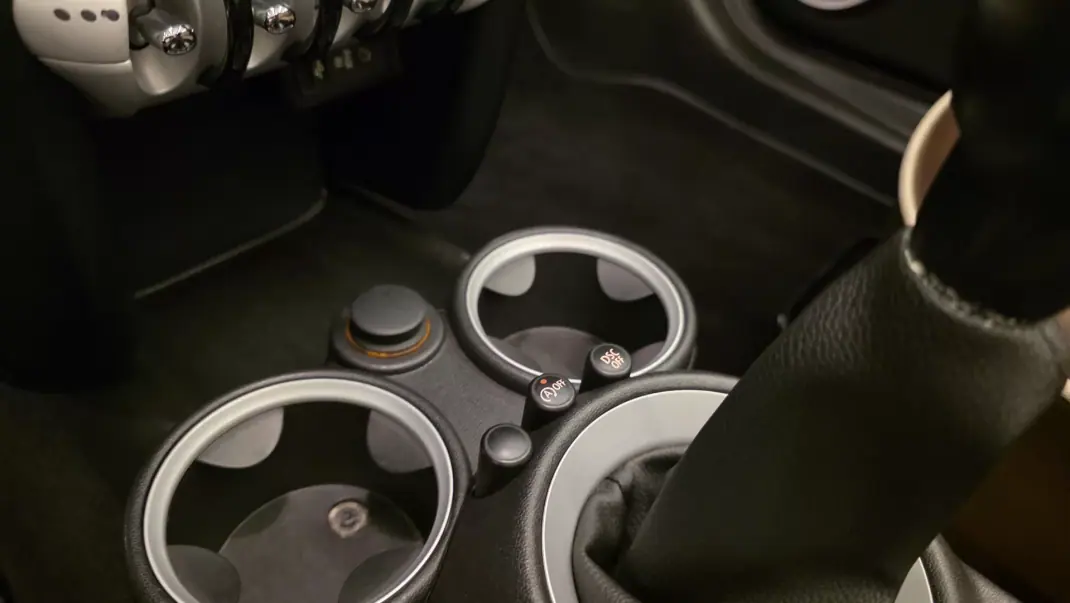 MINI Cooper 2010 - 9900 EUR, 144067 km - AUTO.MOTO.pt - 144067km - foto 43 de 56