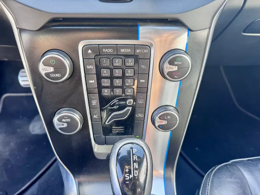 Volvo V40 2014 - 12500 EUR, 191000 km - AUTO.MOTO.pt - 191000km - foto 8 de 25