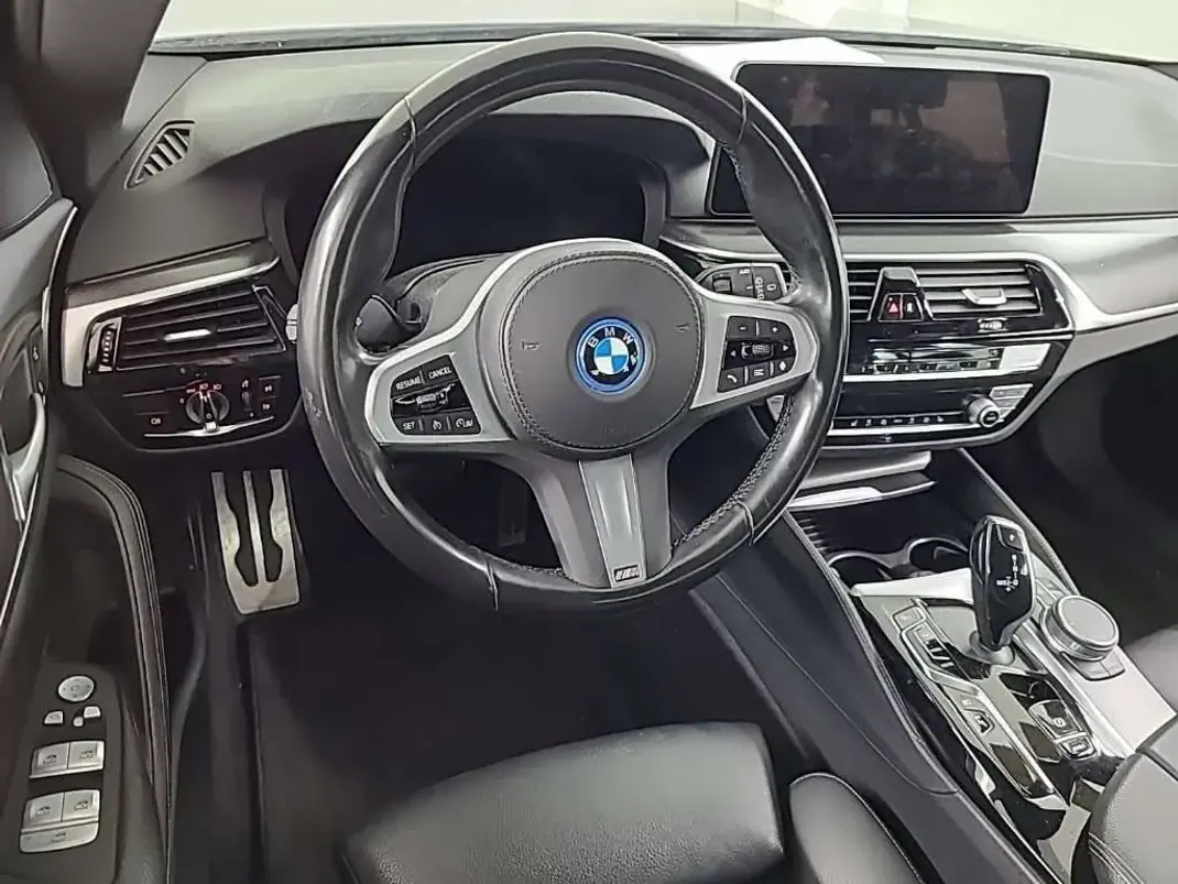 BMW 530e 2022 - 36780 EUR, 96726 km - 96726km - foto 8 de 17