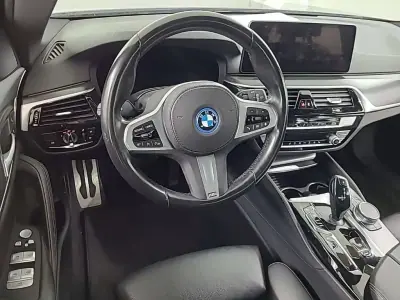 BMW 530e 2022 - 36780 EUR, 96726 km - 96726km - foto 8 de 17