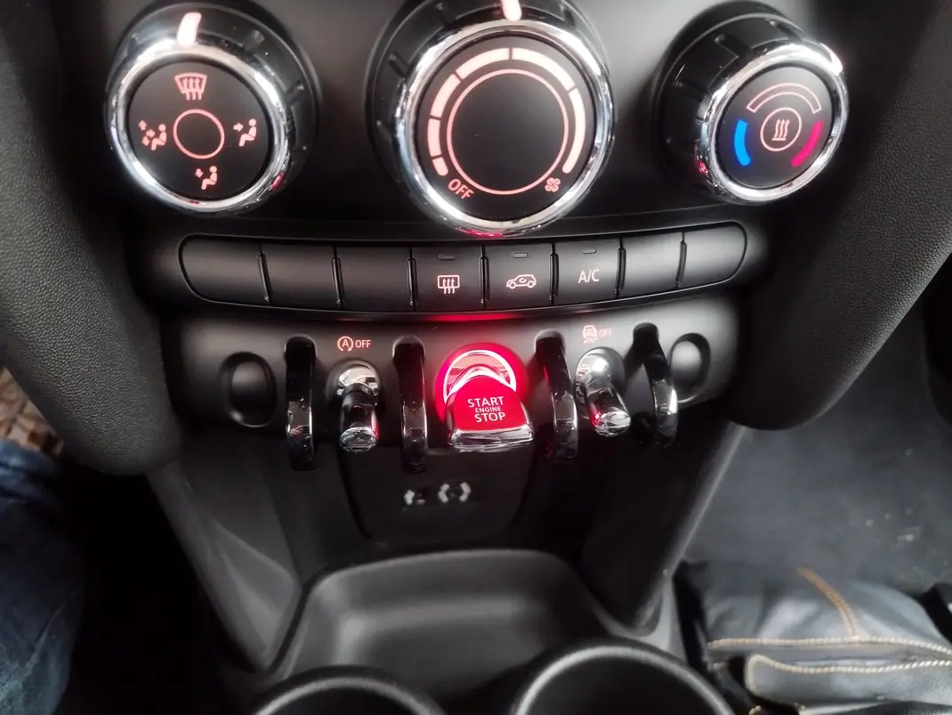 MINI One 2017 - 11950 EUR, 170000 km - AUTO.MOTO.pt - 170000km - foto 7 de 11