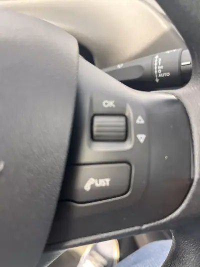 Peugeot 208 2015 - 7250 EUR, 84100 km - AUTO.MOTO.pt - 84100km - foto 13 de 19