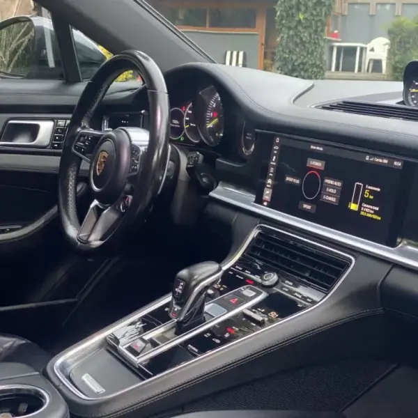 Porsche Panamera Sport Turismo 2019 - 69990 EUR, 210000 km - AUTO.MOTO.pt - 210000km - foto 13 de 50