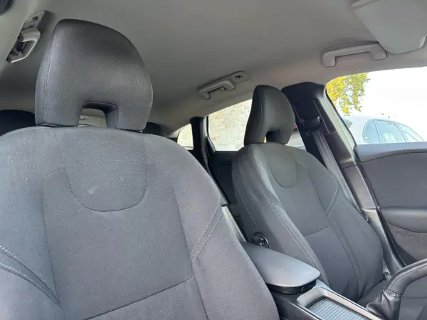 Volvo V40 Cross Country 2014 - 13500 EUR, 149000 km - AUTO.MOTO.pt - 149000km - foto 17 de 34
