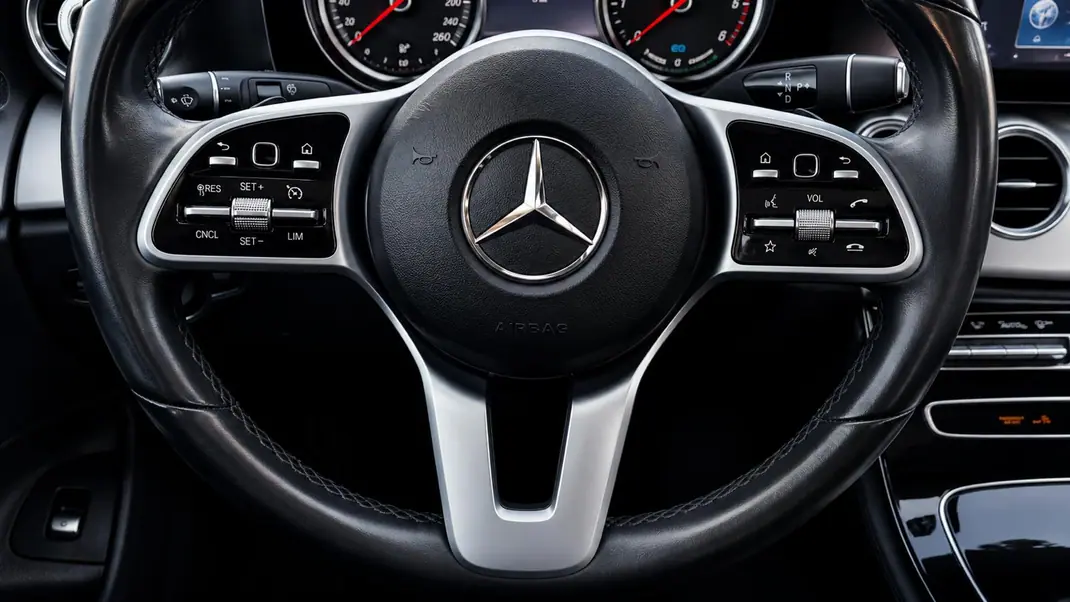 Mercedes-Benz E 300 2020 - 27950 EUR, 138000 km - AUTO.MOTO.pt - 138000km - foto 13 de 19