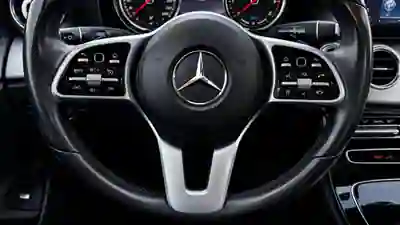 Mercedes-Benz E 300 2020 - 27950 EUR, 138000 km - AUTO.MOTO.pt - 138000km - foto 13 de 19