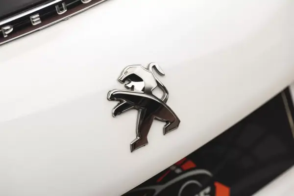 Peugeot 208 2014 - 7900 EUR, 203000 km - AUTO.MOTO.pt - 203000km - foto 5 de 18