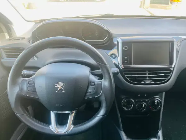 Peugeot 208 2013 - 7900 EUR, 154000 km - AUTO.MOTO.pt - 154000km - foto 12 de 12