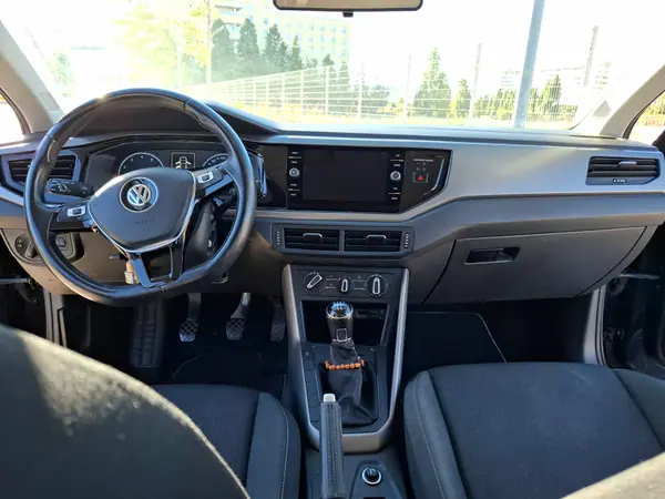 Volkswagen Polo 2019 - 12000 EUR, 115000 km - AUTO.MOTO.pt - 115000km - foto 5 de 11
