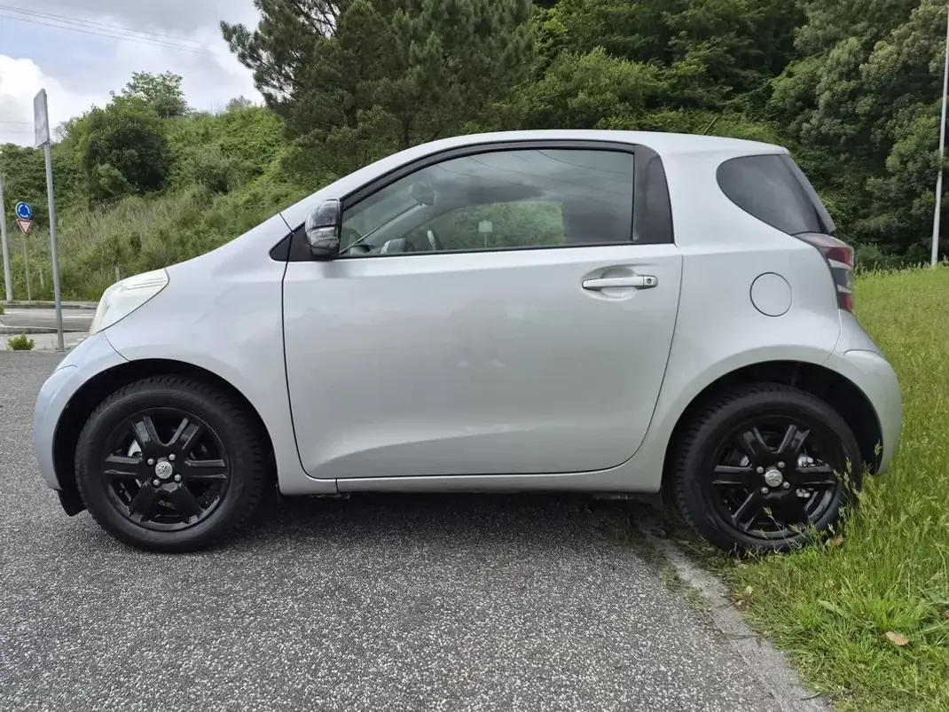 Toyota iQ 2011 - 7499 EUR, 126382 km - AUTO.MOTO.pt - 126382km - foto 5 de 25