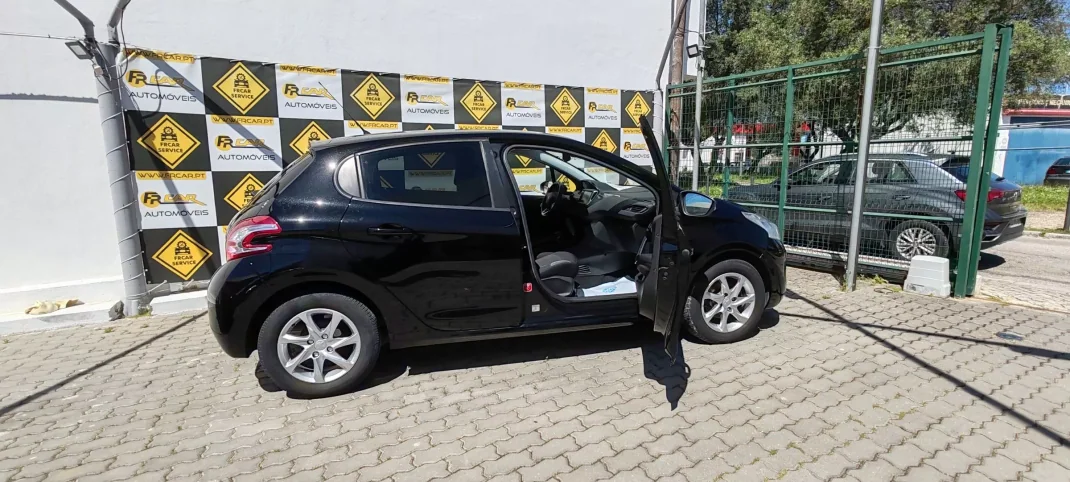 Peugeot 208 2014 - 11900 EUR, 193379 km - 193379km - foto 6 de 23