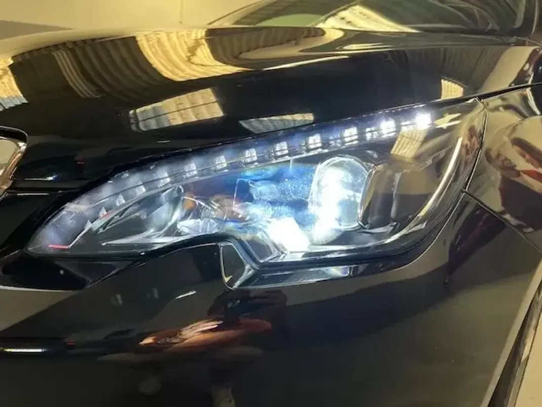 Peugeot 308 2018 - 12250 EUR, 218000 km - AUTO.MOTO.pt - 218000km - foto 10 de 10