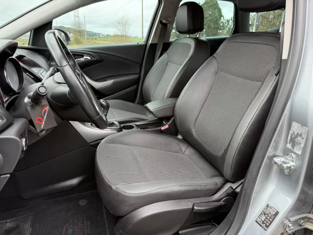 Opel Astra Sports Tourer 2011 - 7490 EUR, 175851 km - AUTO.MOTO.pt - 175851km - foto 18 de 21