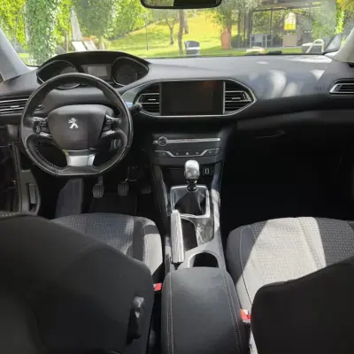 Peugeot 308 2019 - 11990 EUR, 129400 km - AUTO.MOTO.pt - 129400km - foto 17 de 20