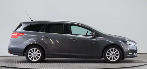 Ford Focus SW 2015 - 9999 EUR, 125121 km - AUTO.MOTO.pt - 125121km - foto 8 de 18