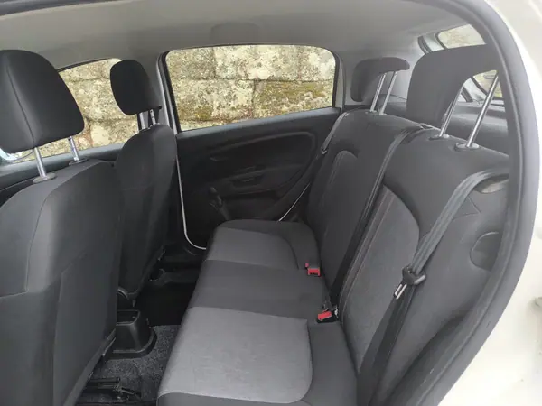 Fiat Grande Punto 2013 - 6000 EUR, 179000 km - AUTO.MOTO.pt - 179000km - foto 9 de 10
