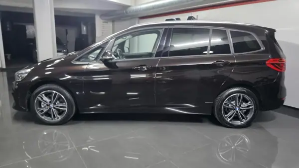 BMW 218 Gran Tourer 2018 — foto 2 de 56