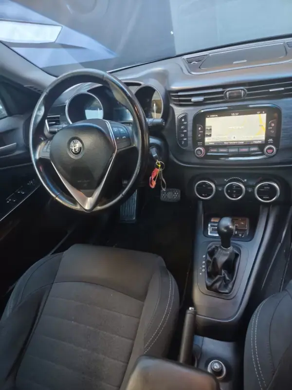 Alfa Romeo Giulietta 2016 - 9990 EUR, 166000 km - AUTO.MOTO.pt - 166000km - foto 10 de 12