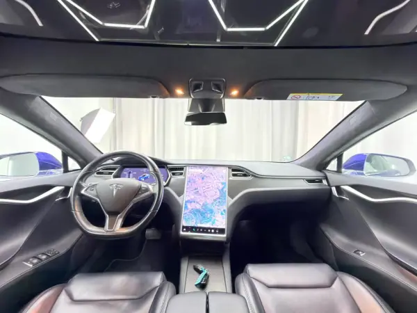 Tesla Model S 2018 - 19500 EUR, 260000 km - AUTO.MOTO.pt - 260000km - foto 9 de 23