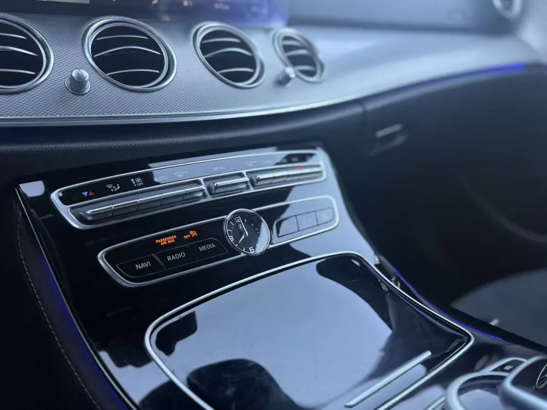 Mercedes-Benz E 220 2017 - 28999 EUR, 60000 km - AUTO.MOTO.pt - 60000km - foto 13 de 24