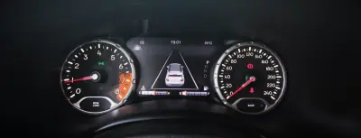 Jeep Renegade 2018 - 14990 EUR, 116000 km - AUTO.MOTO.pt - 116000km - foto 19 de 36