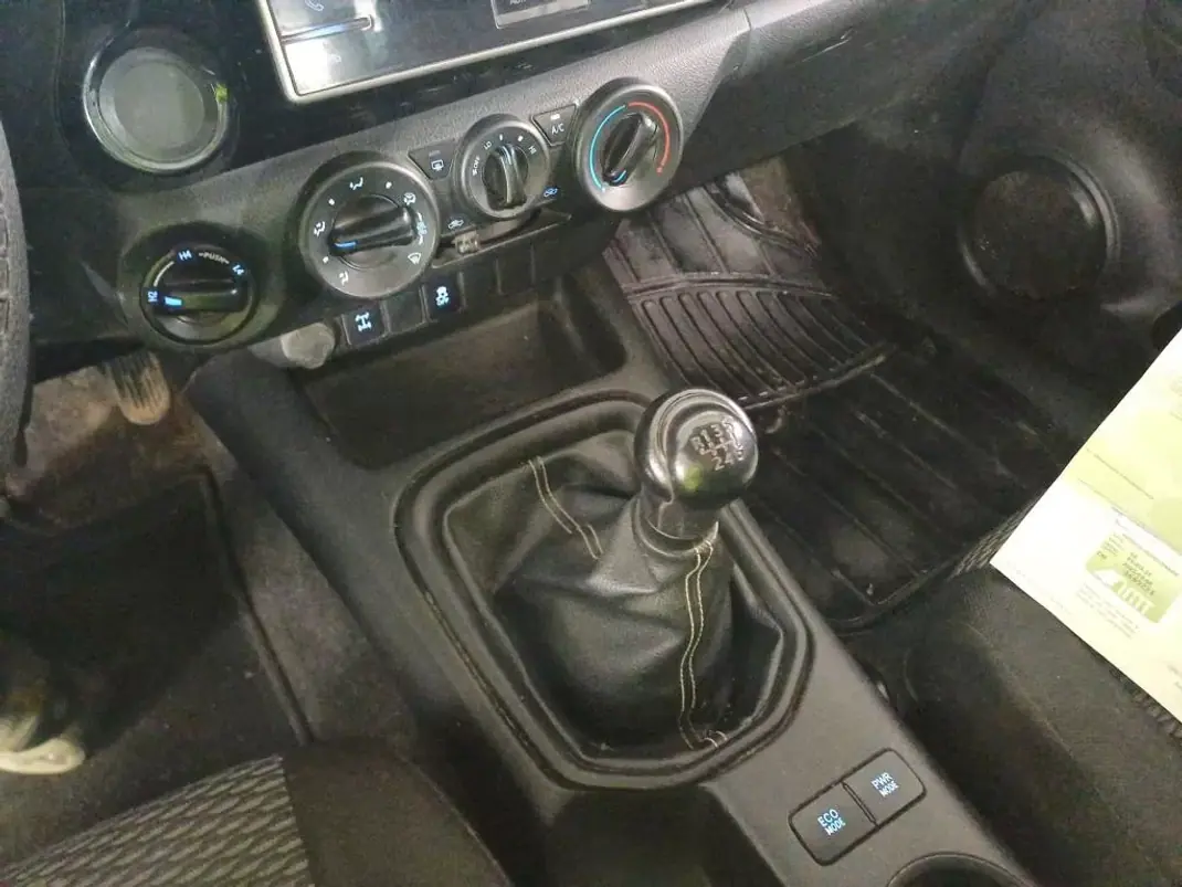 Toyota HILUX 2.4 D-4D 4WD CE 3 L CH 2020 - 23900 EUR, 213539 km - AUTO.MOTO.pt - 213539km - foto 5 de 6