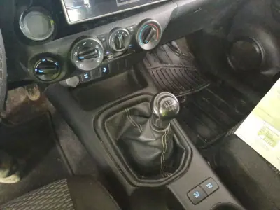 Toyota HILUX 2.4 D-4D 4WD CE 3 L CH 2020 - 23900 EUR, 213539 km - AUTO.MOTO.pt - 213539km - foto 5 de 6