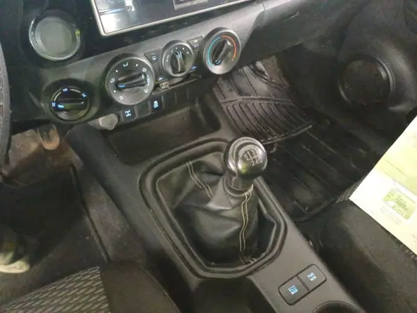 Toyota HILUX 2.4 D-4D 4WD CE 3 L CH 2020 - 23900 EUR, 213539 km - AUTO.MOTO.pt - 213539km - foto 5 de 6
